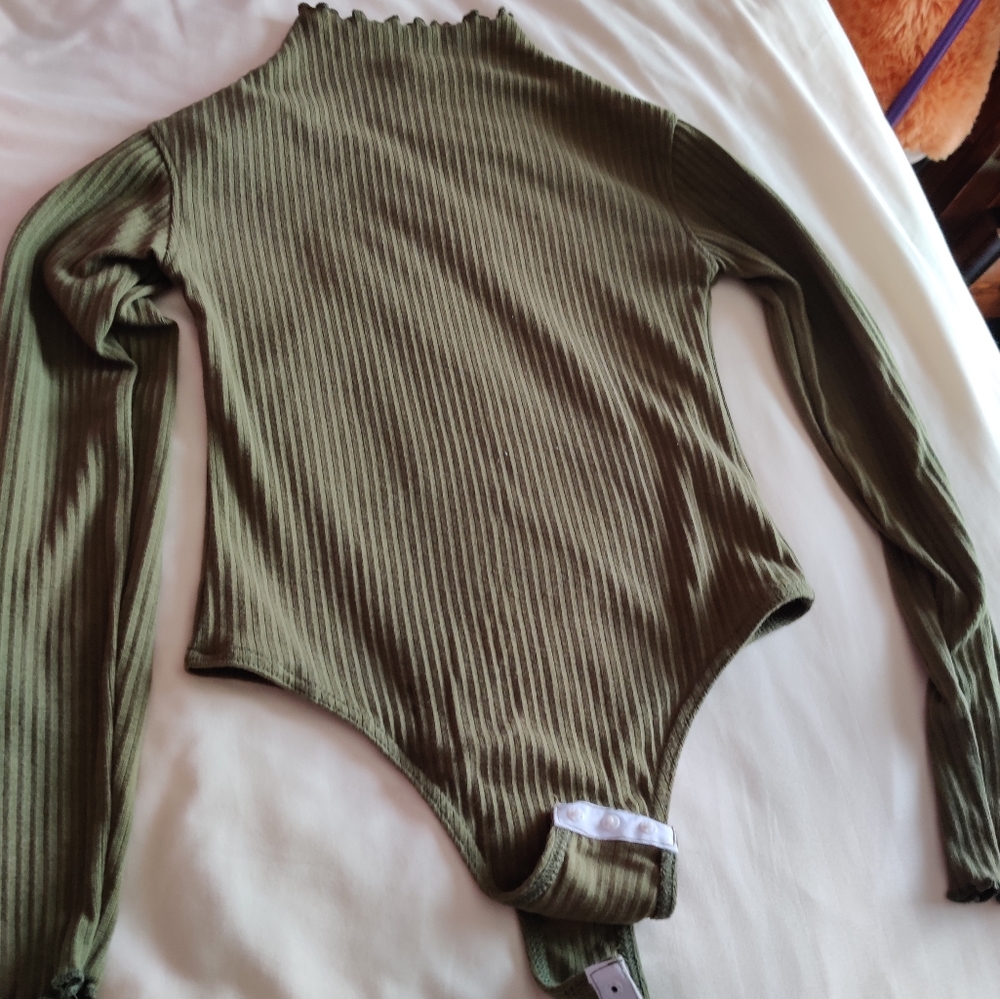 🏷️ 3/$15 SALE  Khaki Green bodysuit - Picture 4 of 9